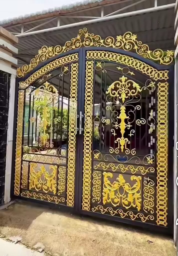 Cổng sắt mỹ thuật hoa văn dát vàng - Cơ Khí Tiểu Nghĩa